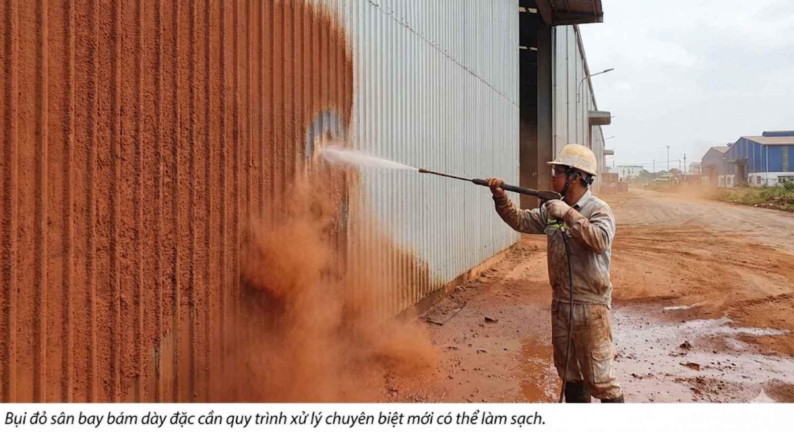 Bụi đỏ sân bay bám dày đặc cần quy trình xử lý chuyên biệt mới có thể làm sạch